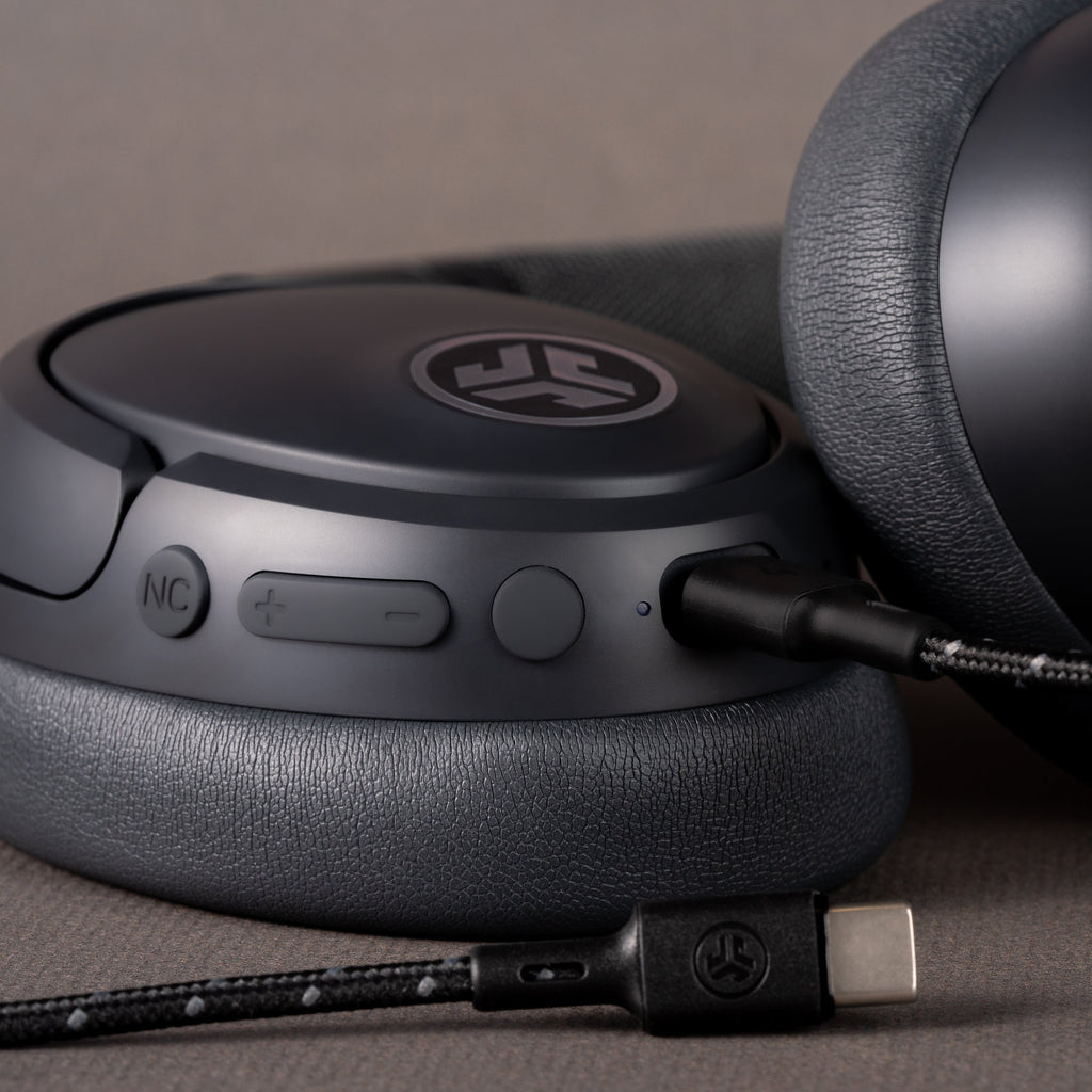 JLab JBuds Lux ANC - Graphite - détail du port USB-C et des commandes.