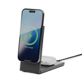 Chargeur Native Union Rise 2-in-1 noir avec téléphone en portrait et boîtier d’écouteurs.