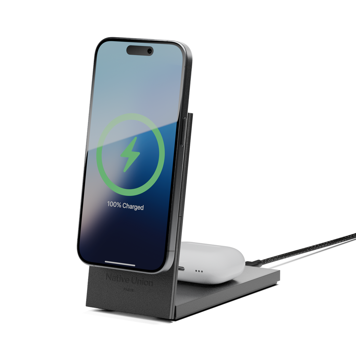 Chargeur Native Union Rise 2-in-1 noir avec téléphone en portrait et boîtier d’écouteurs.