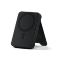 Batterie Satechi OntheGo 10K noire, face magnétique et béquille ouverte.