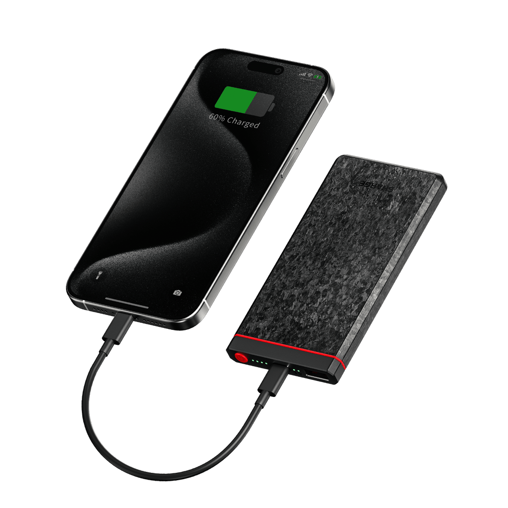 Batterie SHARGE CarbonBlade C1 reliée par câble USB-C à un téléphone.