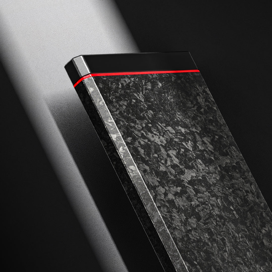 Détail de la surface noire et du liseré rouge de la batterie SHARGE CarbonBlade C1.