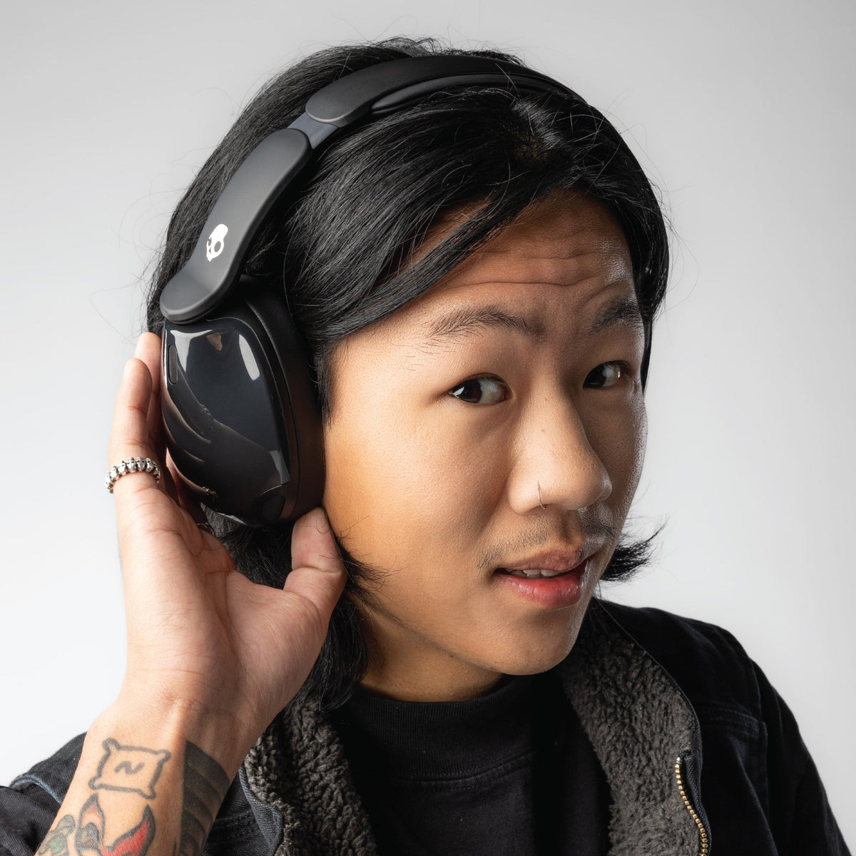 Skullcandy Hesh 540 ANC - True Black - casque porté, vue de trois quarts.