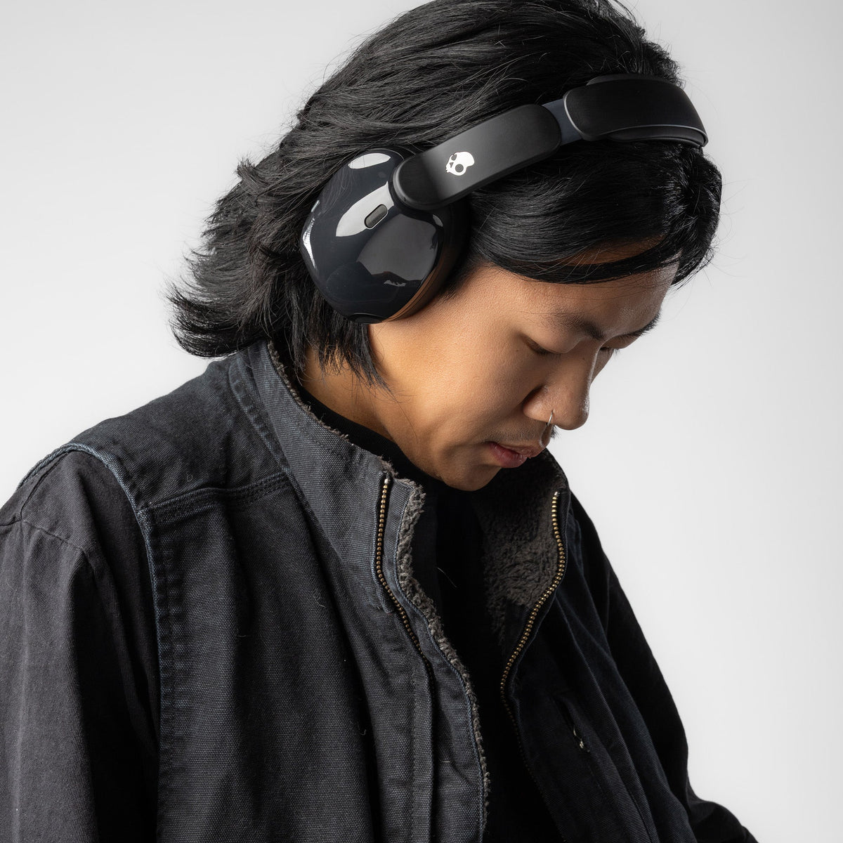 Skullcandy Hesh 540 ANC - True Black - casque porté, vue latérale.